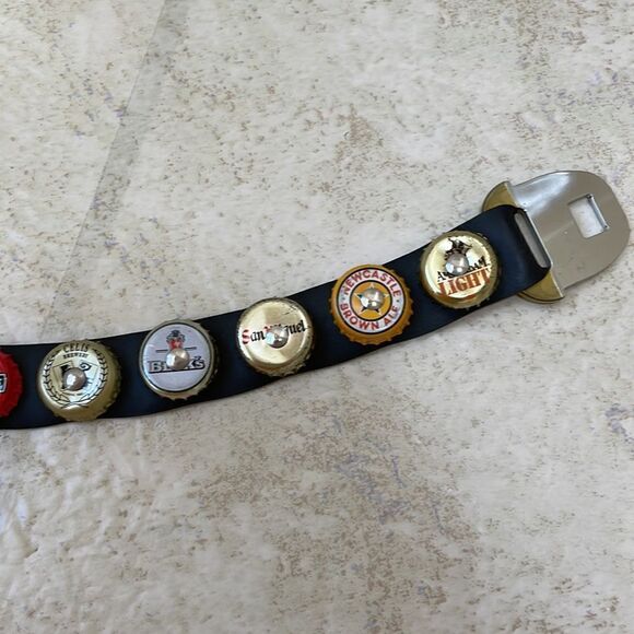 LITTLE EARTH PRODUCTIONS BEER BOTTLE LID SEAT BELT - Picture 6 of 7